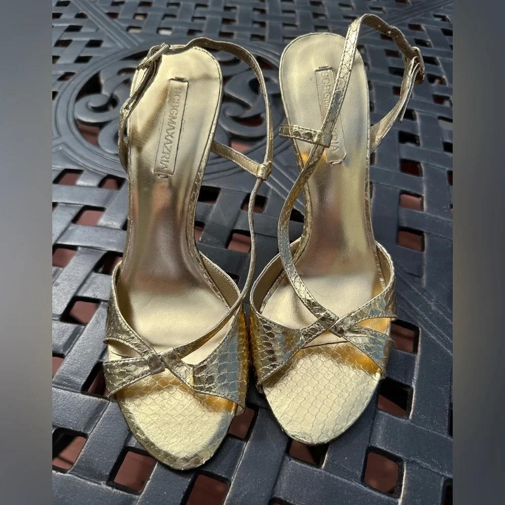 Bcbgmaxazria gold snake skin print Sandler. Size 8
